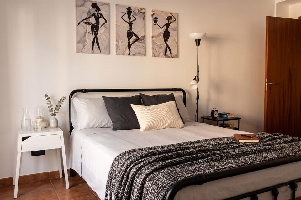 Bed, Photo of the whole room, Bedroom