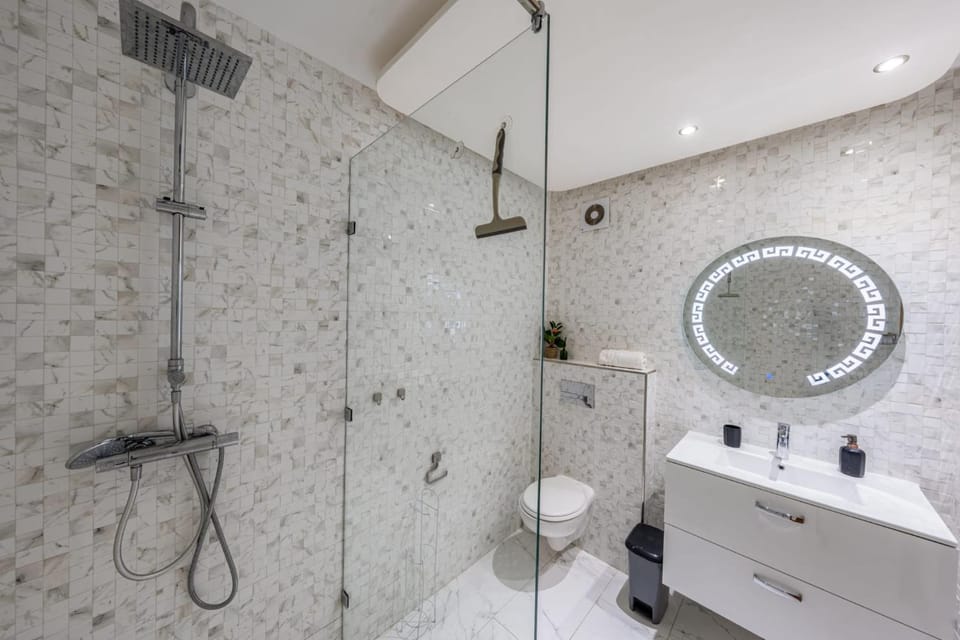 Shower, Toilet, Bathroom, towels