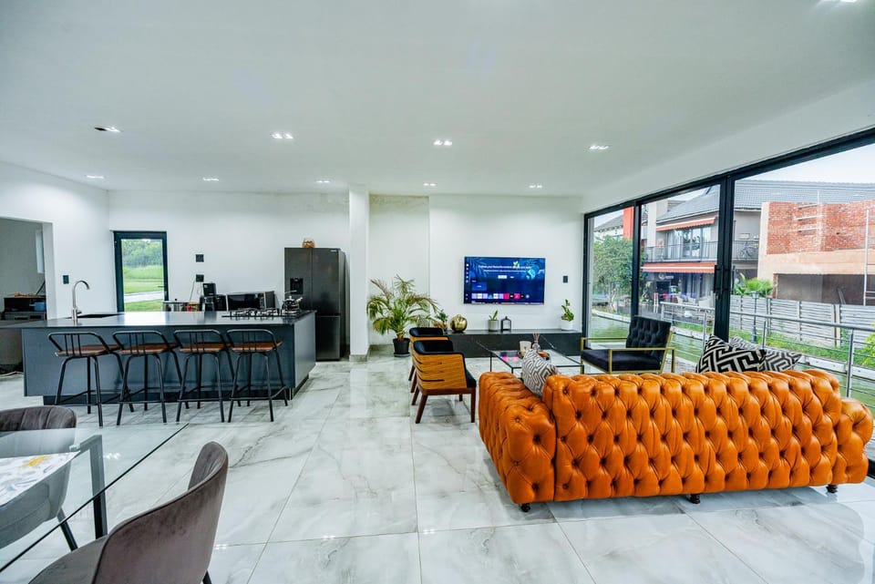 Sucassa 54 - Luxury 2 Bedroom - Dam & Mountain View Villa in Gauteng