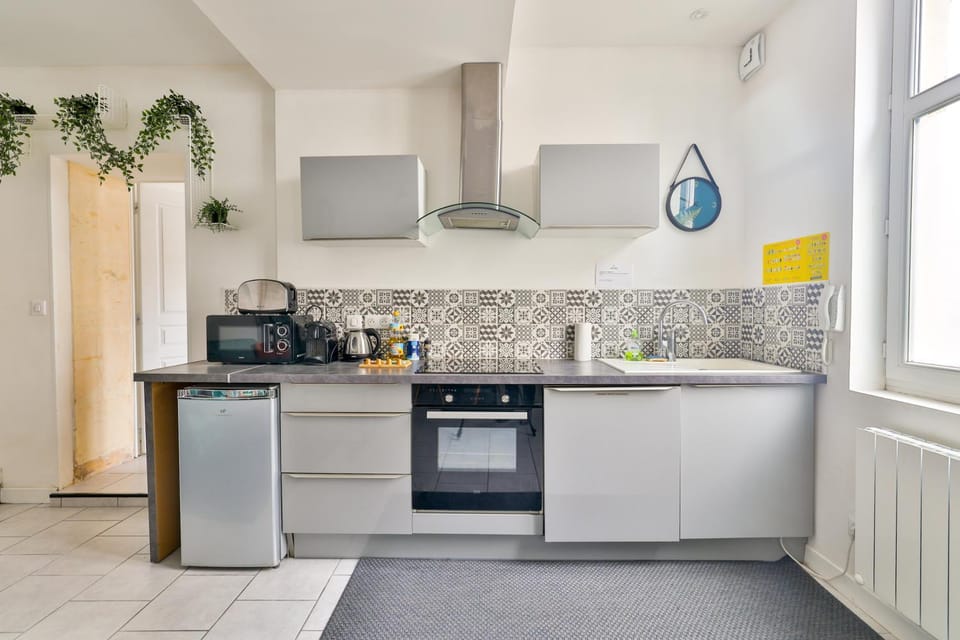 Coffee/tea facilities, dishwasher, microwave, oven, kitchen