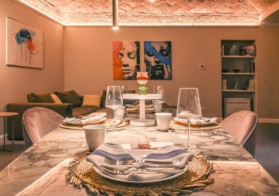 Living room, Food and drinks, Seating area, Dining area, Food, Drinks