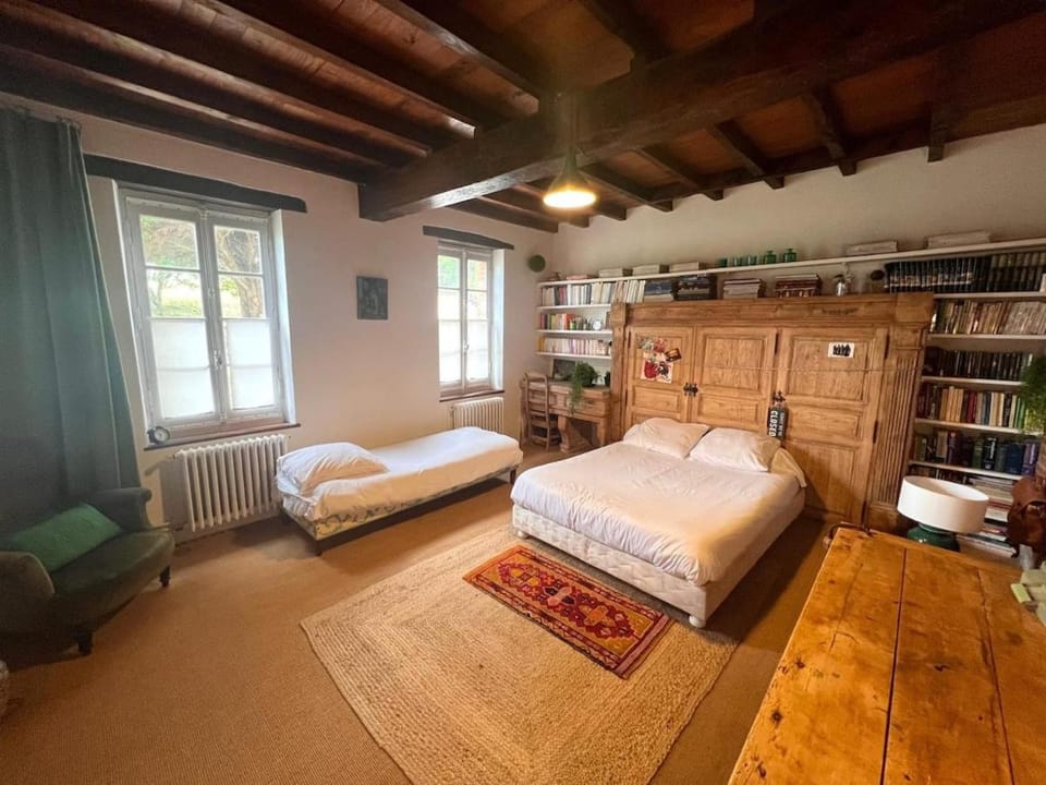 Character property in countryside, swimming pool Villa in Occitanie