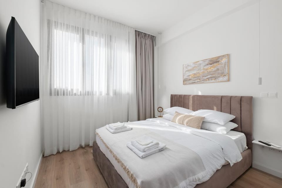 Bed, TV and multimedia, Bedroom, towels