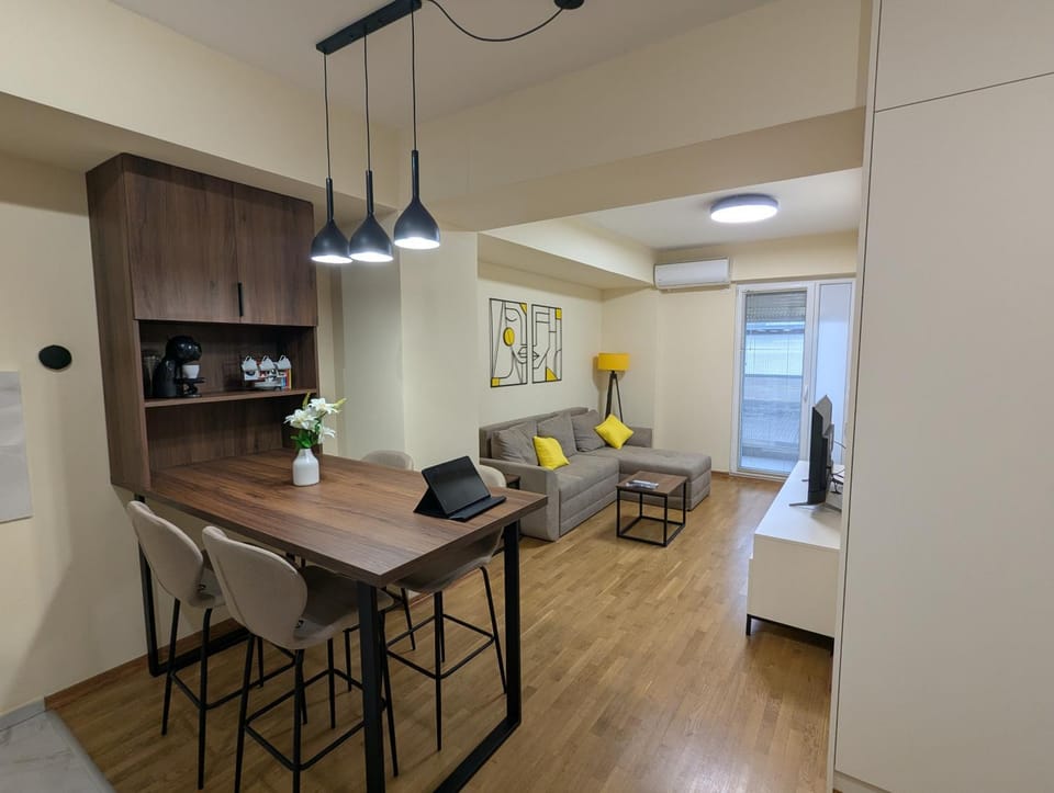 Living room, Photo of the whole room, Seating area, Dining area
