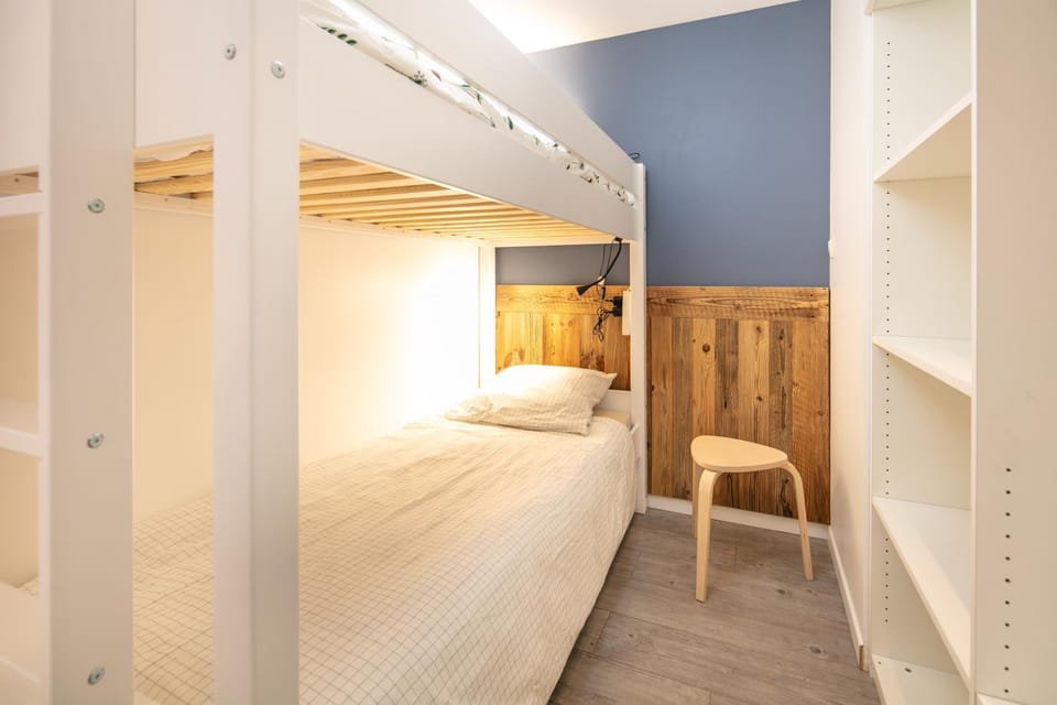 Bedroom, bunk bed