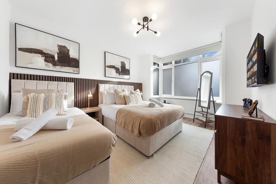 Bed, TV and multimedia, Photo of the whole room, Bedroom, towels