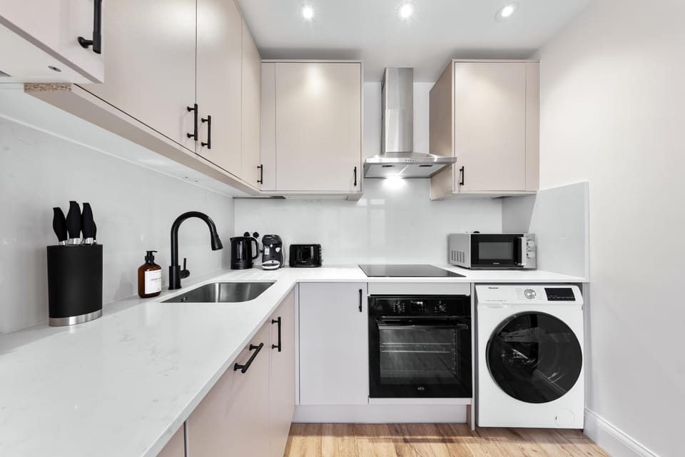 Coffee/tea facilities, Kitchen or kitchenette, dishwasher, oven, stove, toaster, washing machine