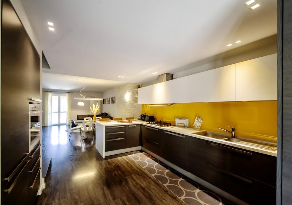 Kitchen or kitchenette, dishwasher, minibar, oven