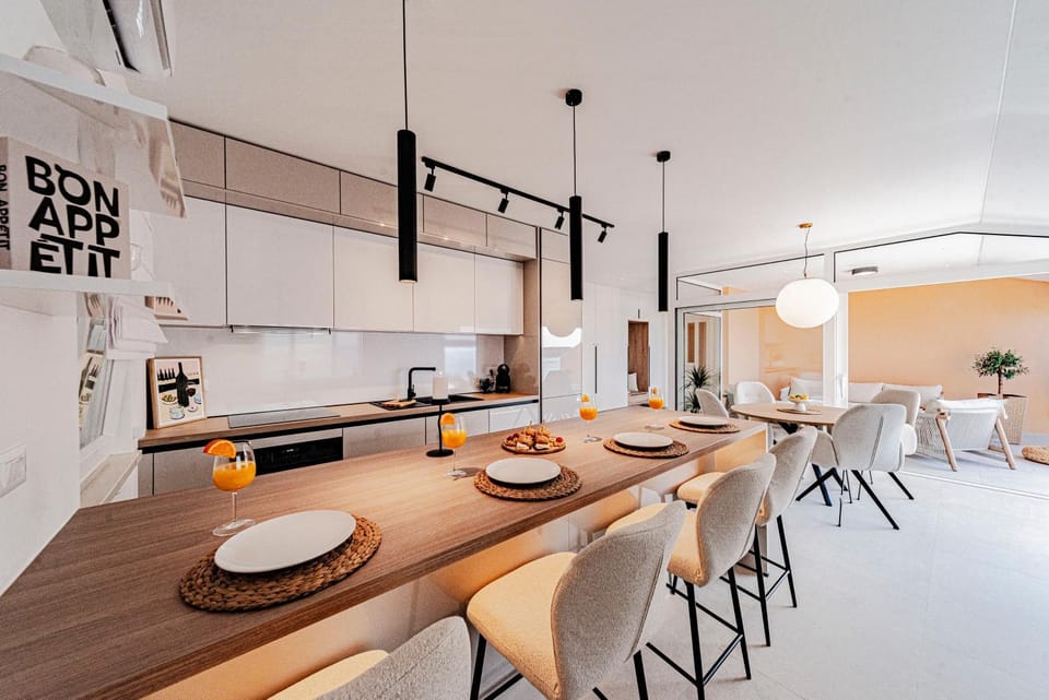 Kitchen or kitchenette, Dining area