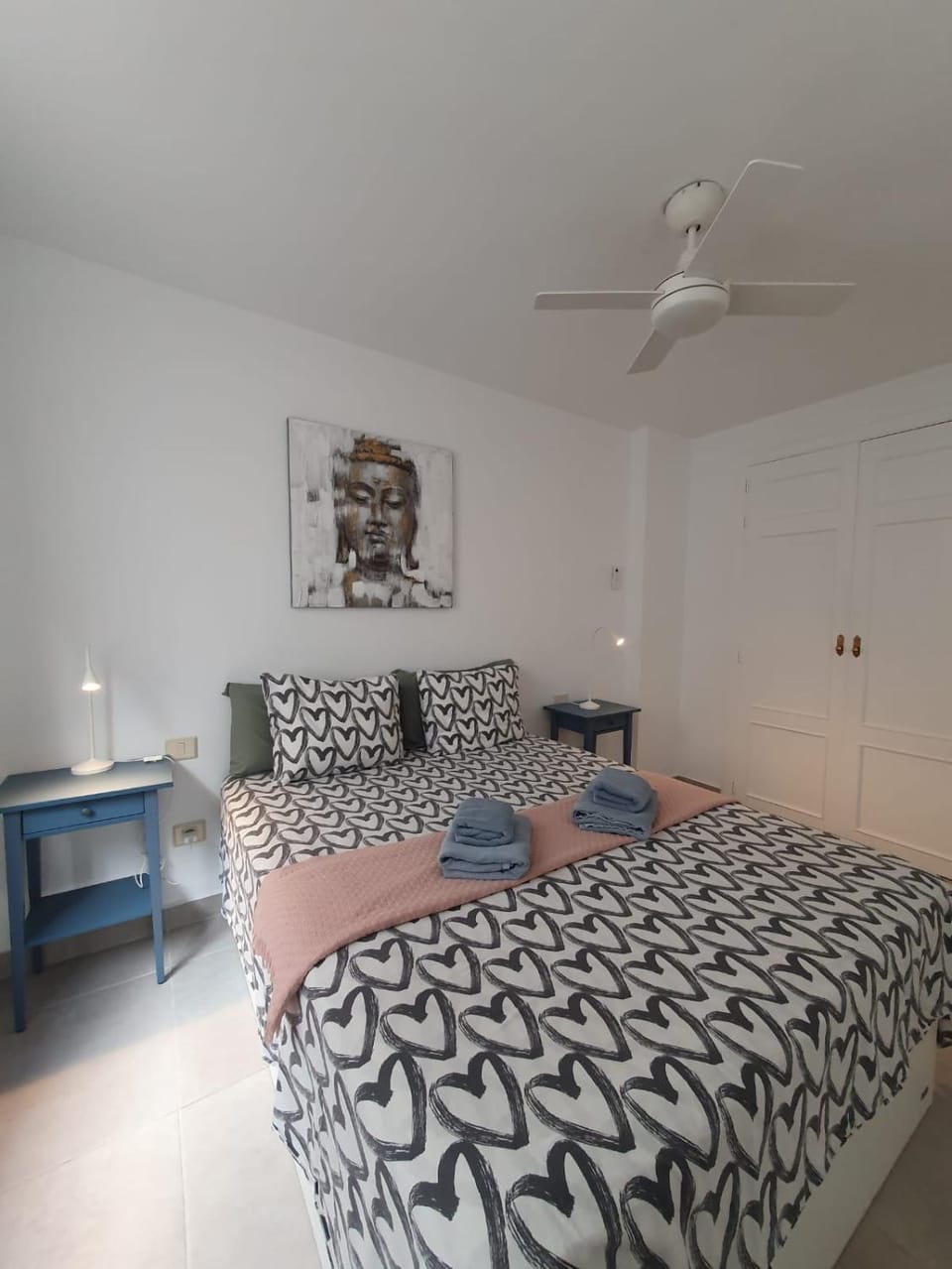 Photo of the whole room, Bedroom