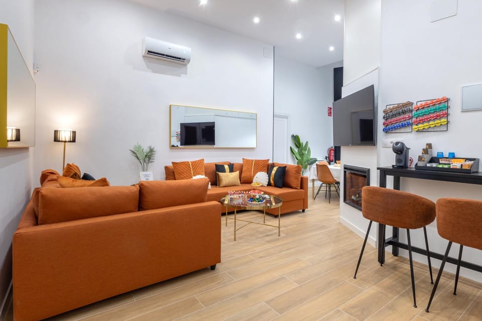TV and multimedia, Living room, Seating area, air conditioner