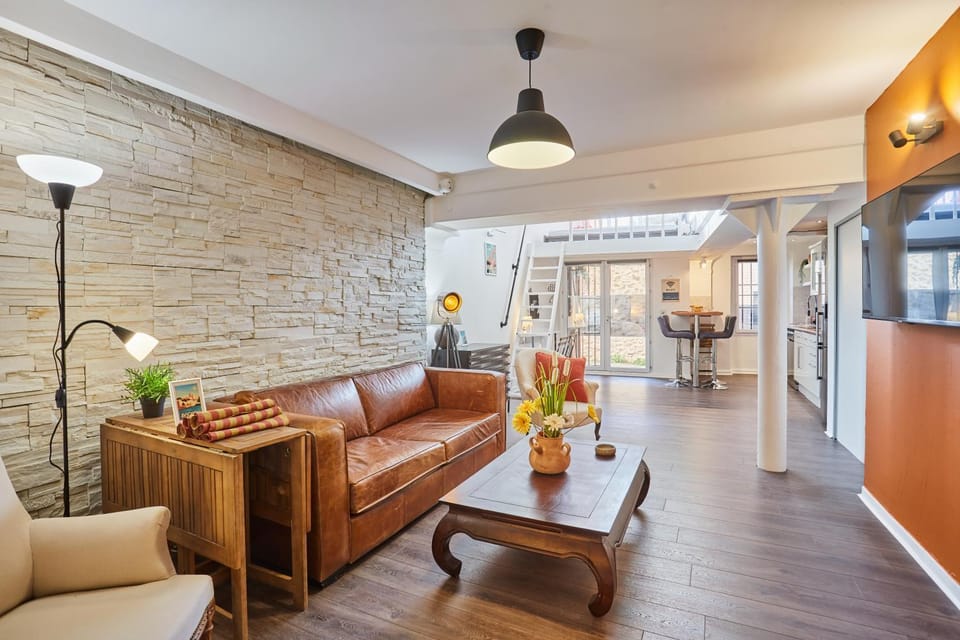 Communal lounge/ TV room, TV and multimedia, Living room, Seating area, Family, internet