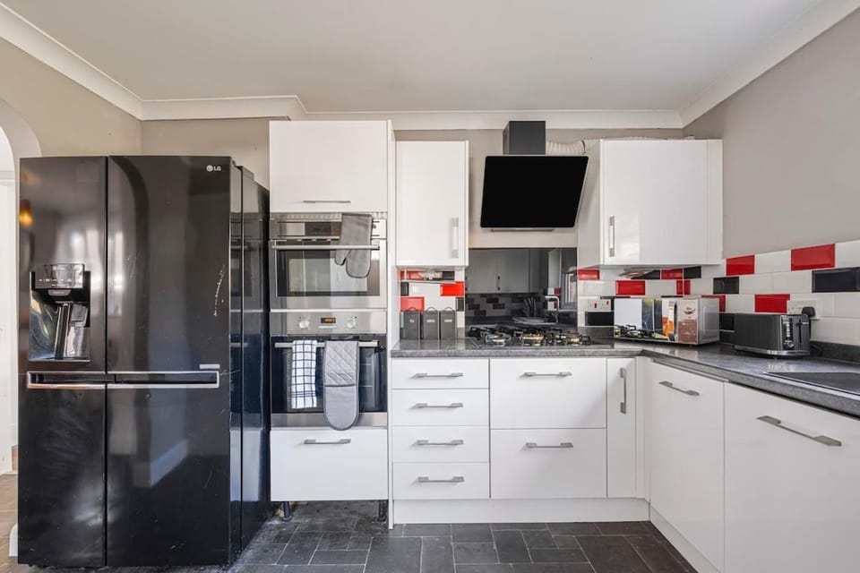 Modern Comfort 4BR House Apartment in Colchester