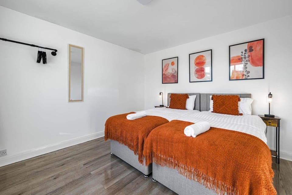 Modern Comfort 4BR House Apartment in Colchester