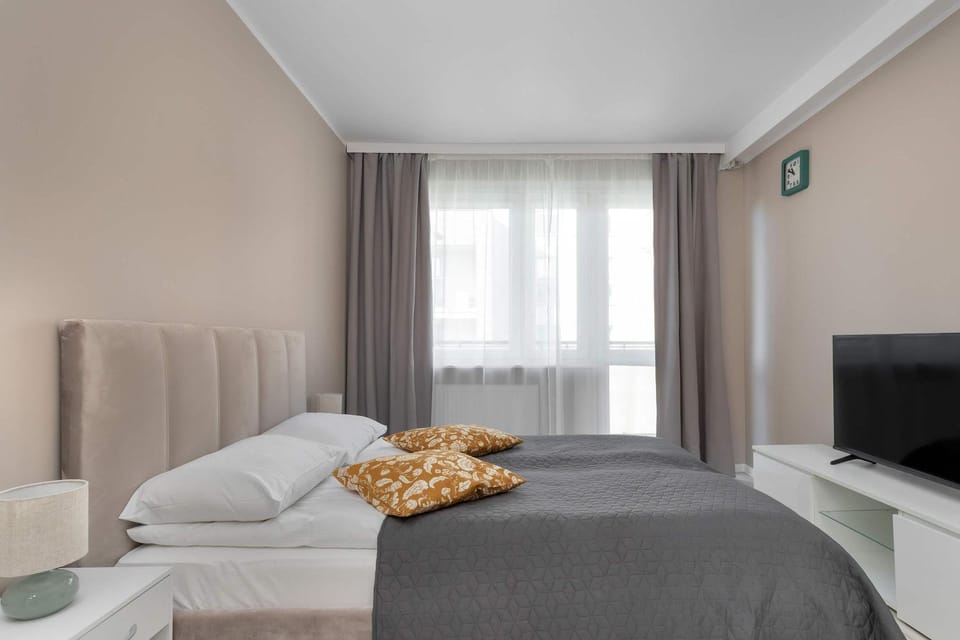 Bed, TV and multimedia, Bedroom