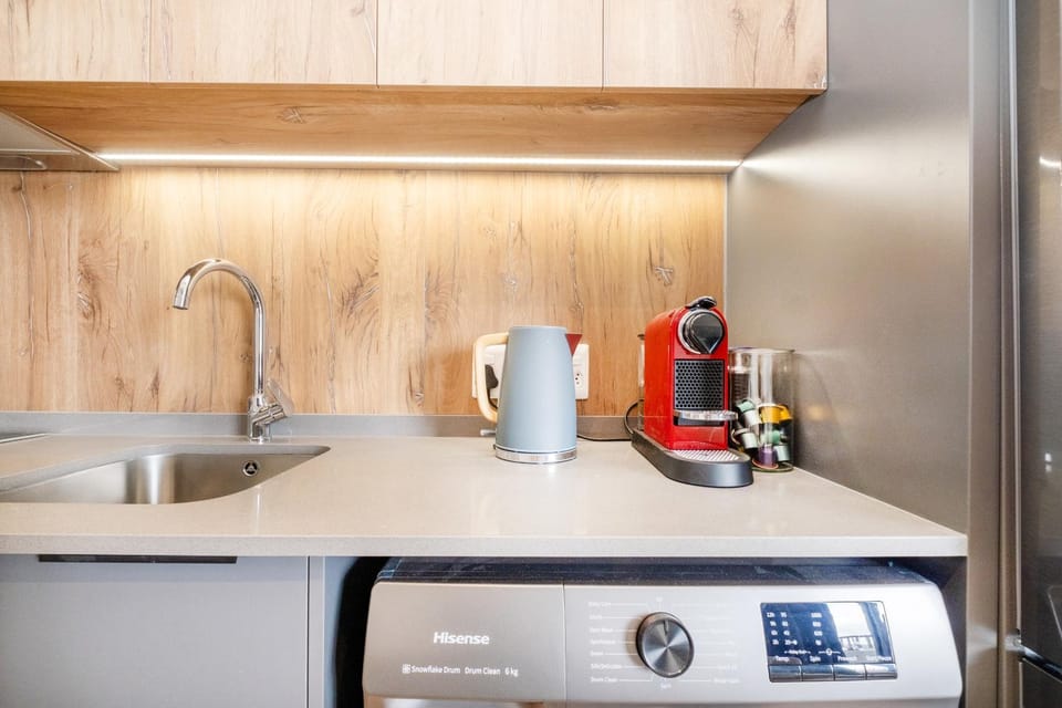 Coffee/tea facilities, Kitchen or kitchenette, stove, toaster, washing machine