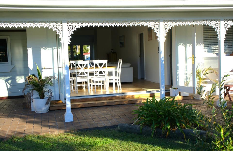 Property building, Balcony/Terrace, Dining area, Garden view