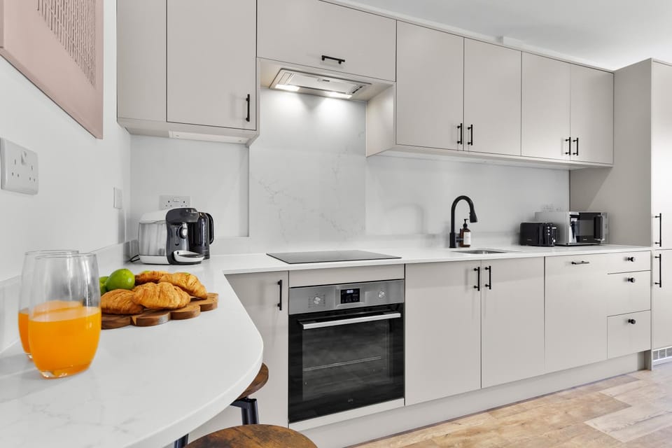 Coffee/tea facilities, Kitchen or kitchenette, stove, toaster