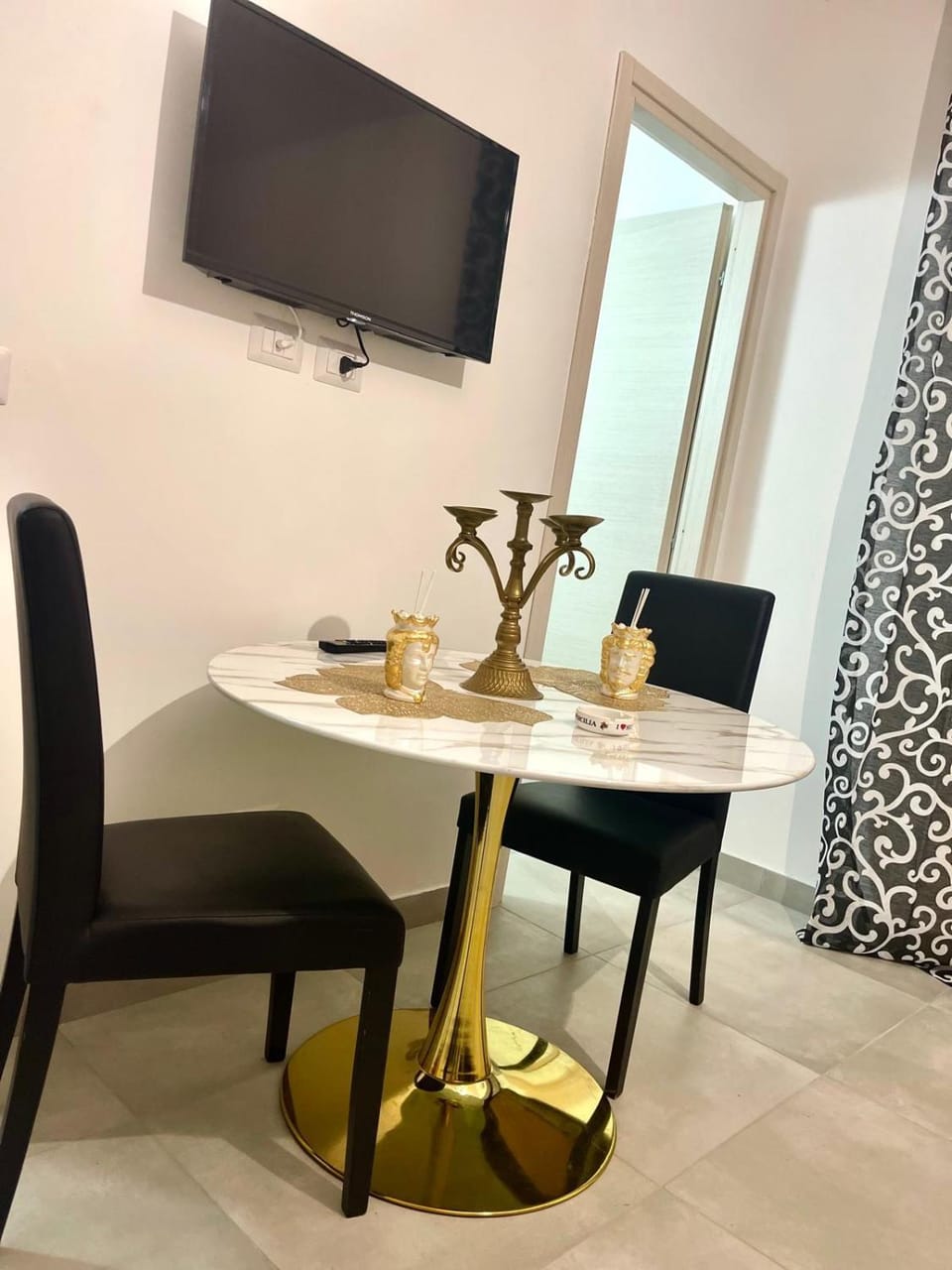 TV and multimedia, Living room, Seating area, Dining area