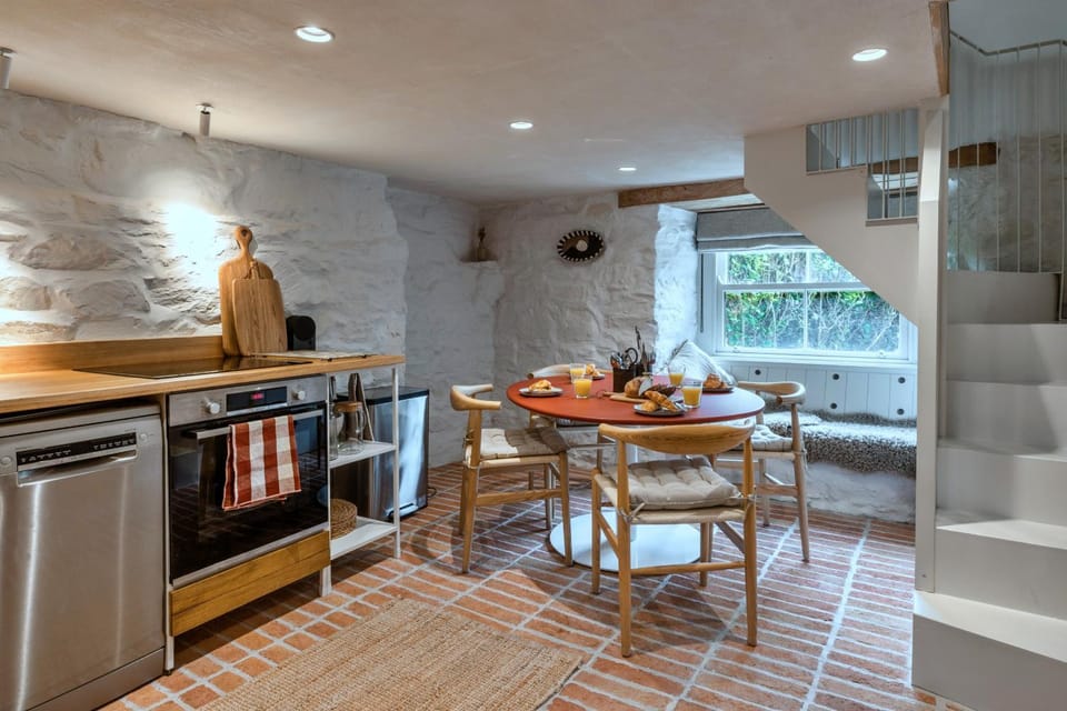 Kitchen or kitchenette, Seating area, Dining area, dishwasher, oven, stove
