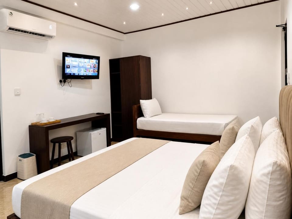 Bed, TV and multimedia, Photo of the whole room, air conditioner