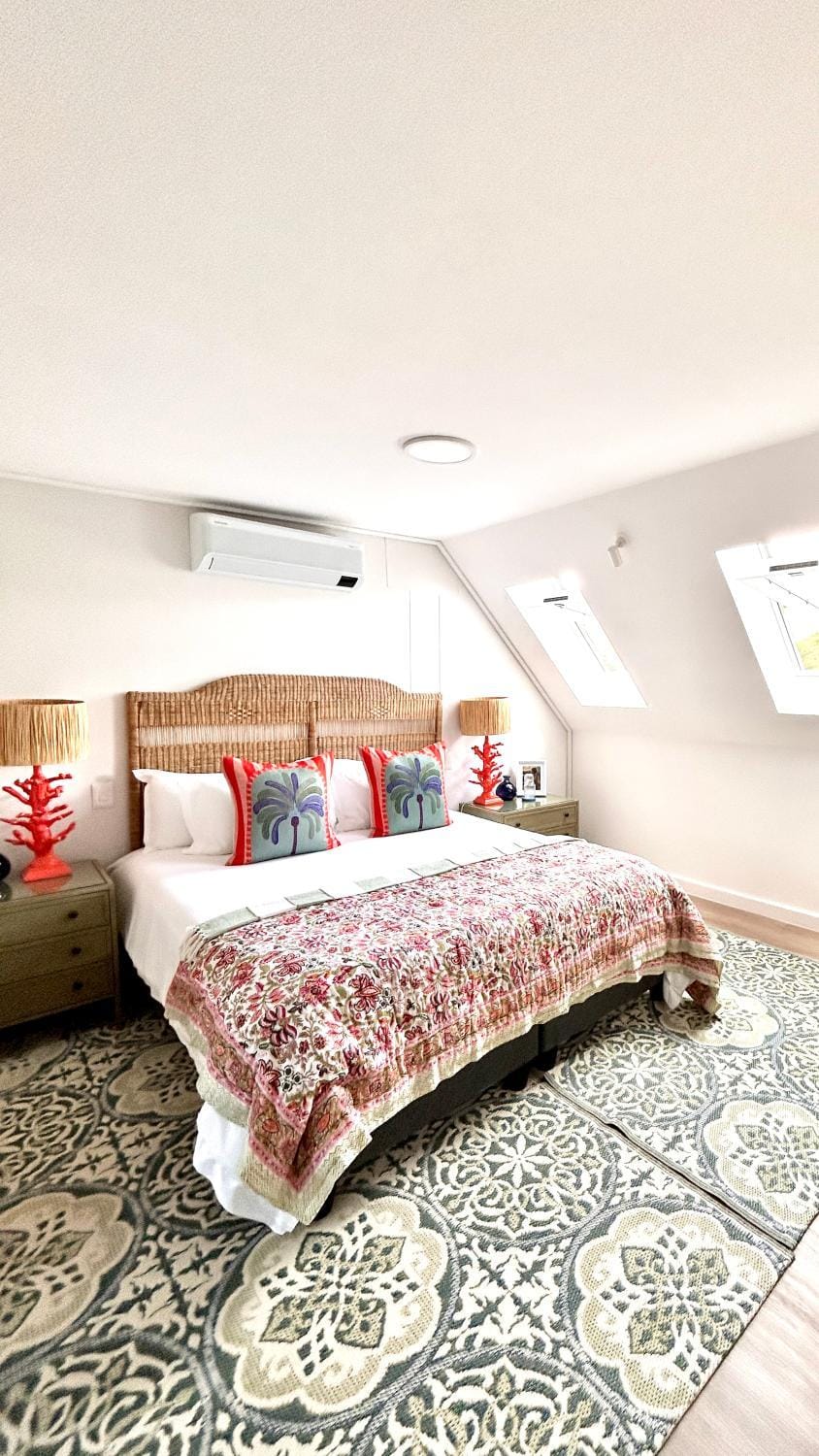 Bed, Bedroom, air conditioner