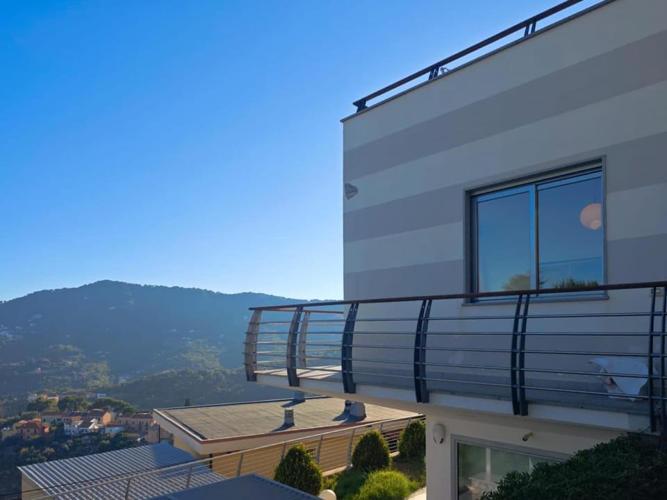 Property building, Natural landscape, Balcony/Terrace, Mountain view