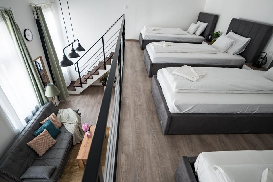 Bed, TV and multimedia, Living room, Photo of the whole room, Seating area, Bedroom