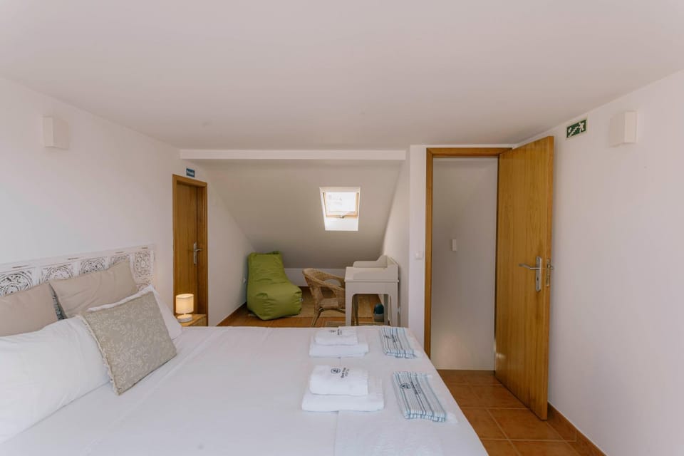 Seating area, Bedroom, towels