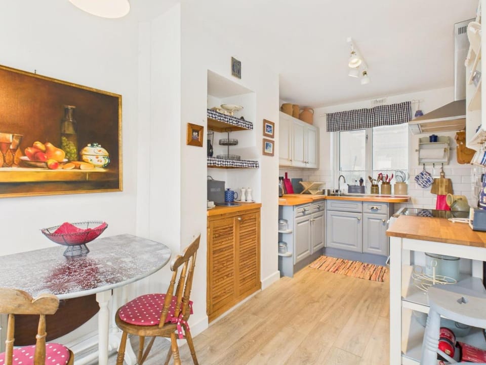 Coffee/tea facilities, Kitchen or kitchenette, Dining area, oven, stove
