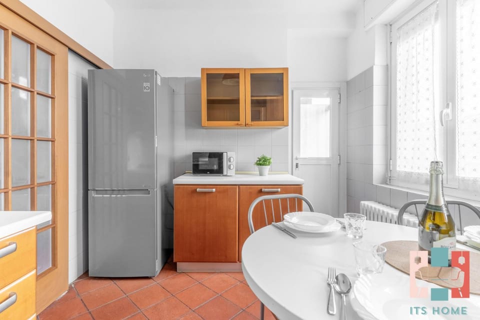 Kitchen or kitchenette, Dining area, oven, stove