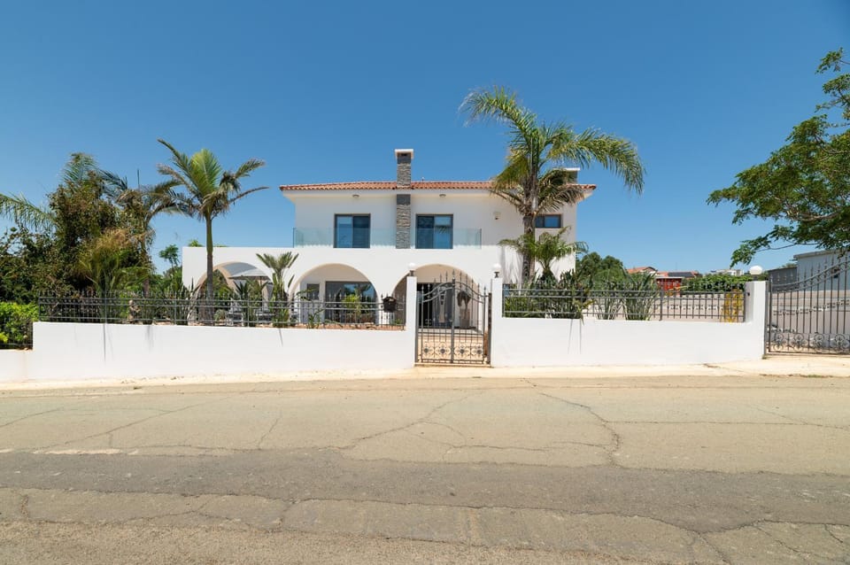 Property building, Facade/entrance, Off site