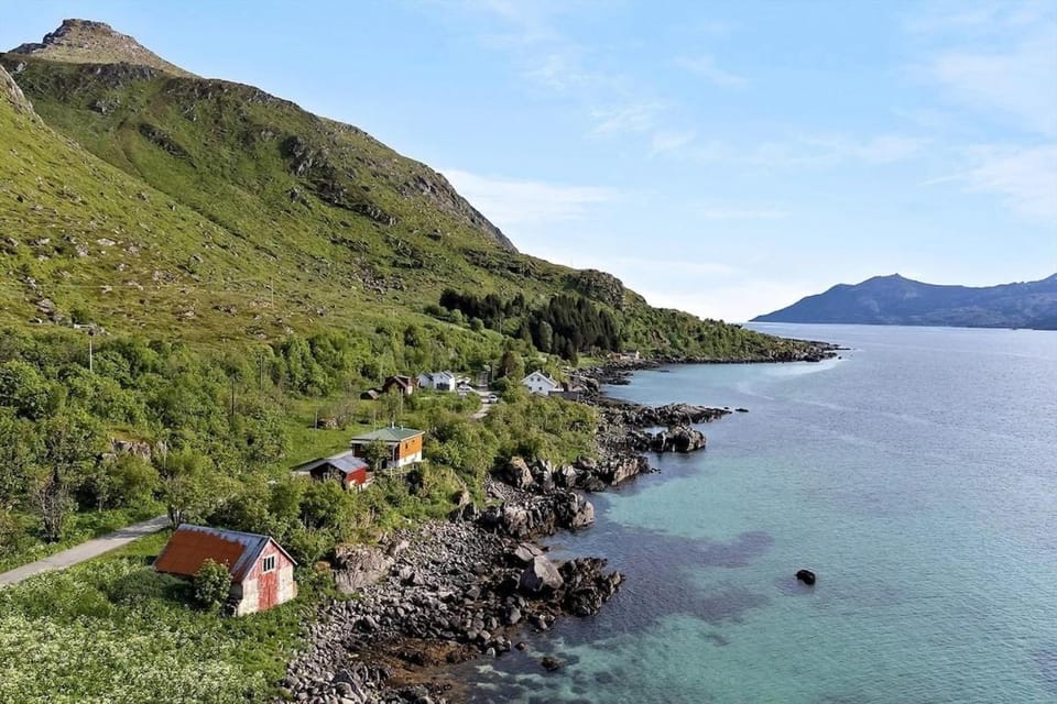 Midnight-sun and Northern-lights house by ocean House in Lofoten