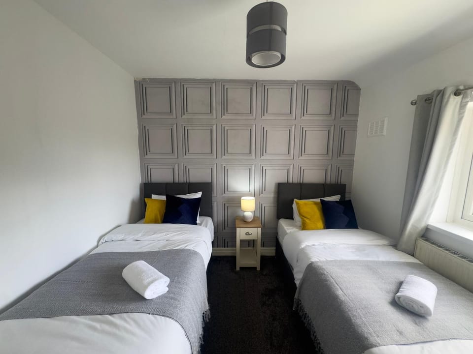 Spacious Luxurious Serviced Accommodation 1 House in Walsall