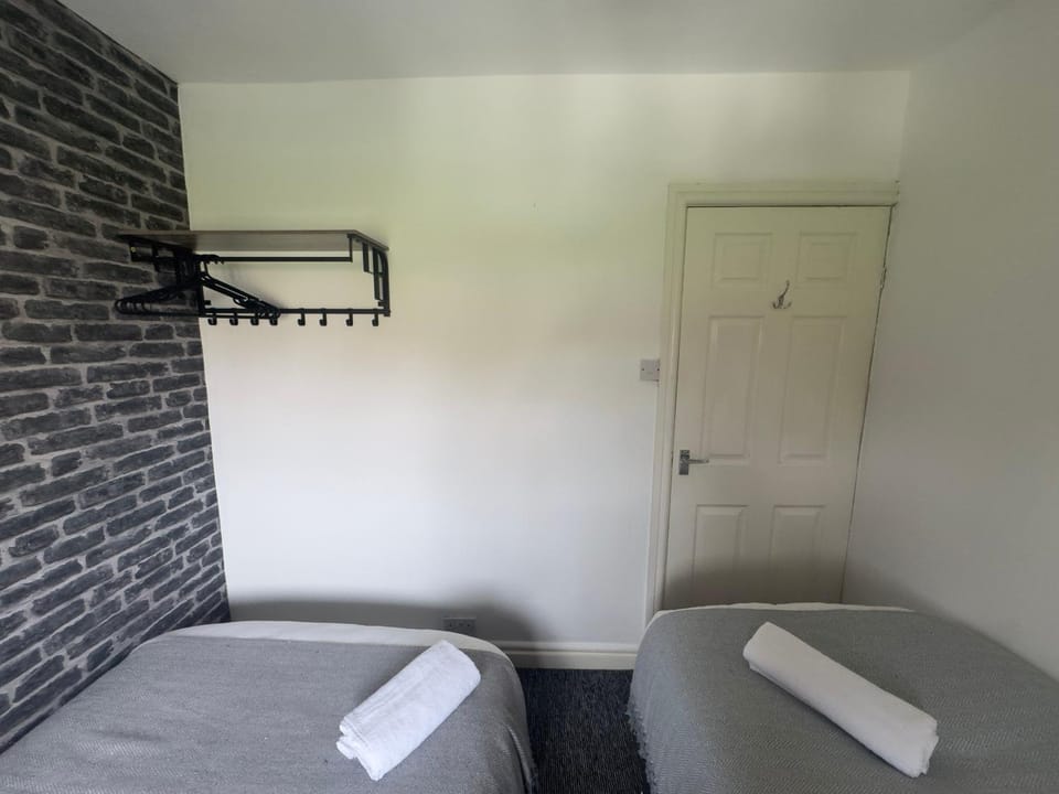 Spacious Luxurious Serviced Accommodation 1 House in Walsall