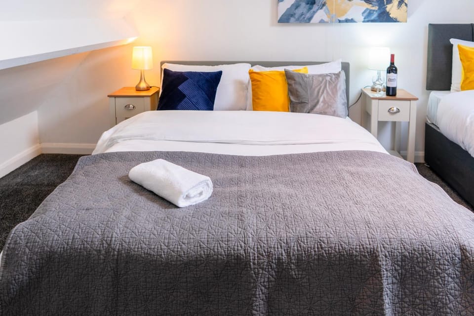 Spacious Luxurious Serviced Accommodation 1 House in Walsall