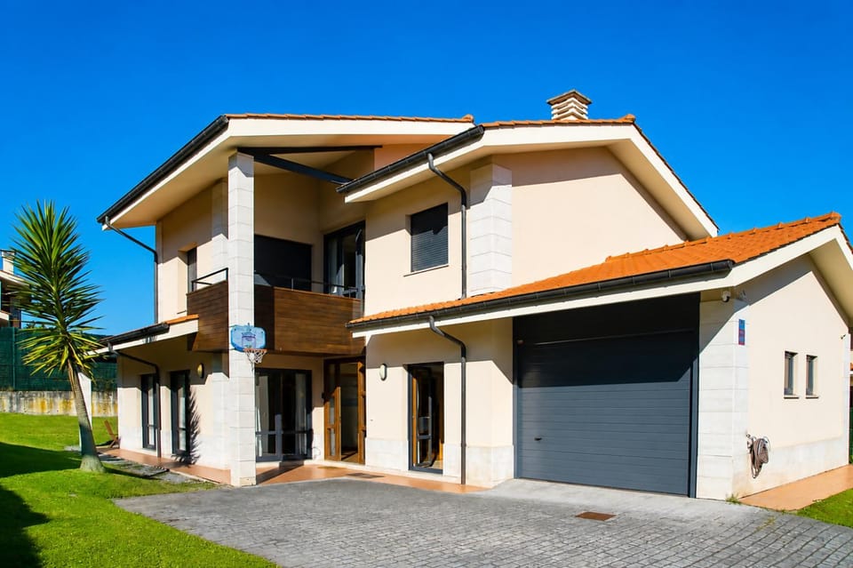 Property building, Facade/entrance, Garden, Garden view