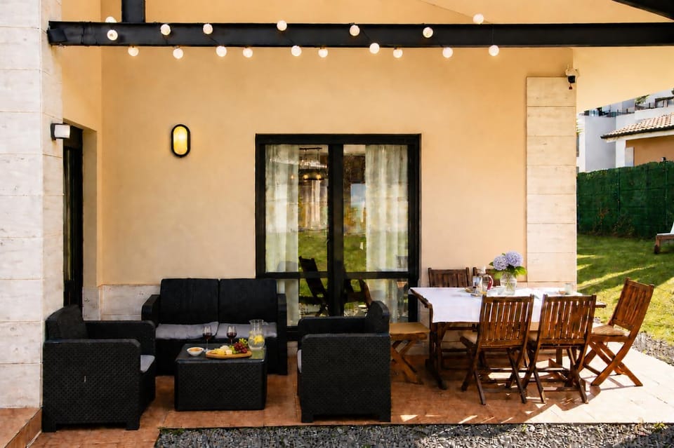 Property building, Facade/entrance, Balcony/Terrace, Garden view