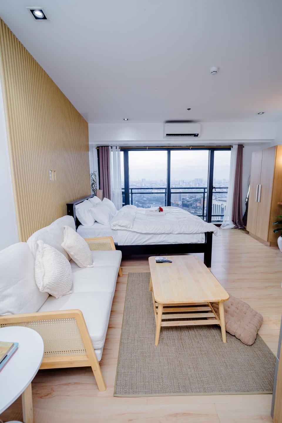 Modern Studio with Balcony at Knightsbridge Residences, Poblacion Makati Apartment hotel in Mandaluyong