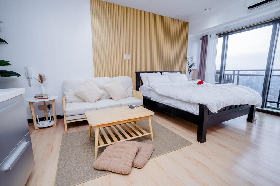 Modern Studio with Balcony at Knightsbridge Residences, Poblacion Makati Apartment hotel in Mandaluyong