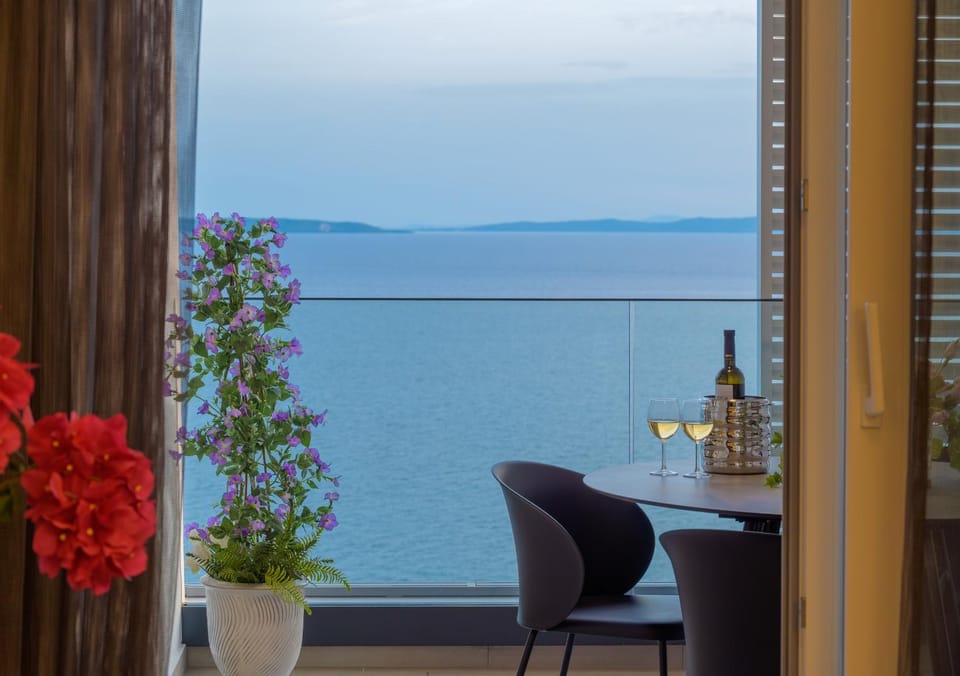 Natural landscape, View (from property/room), Balcony/Terrace, Dining area, Sea view