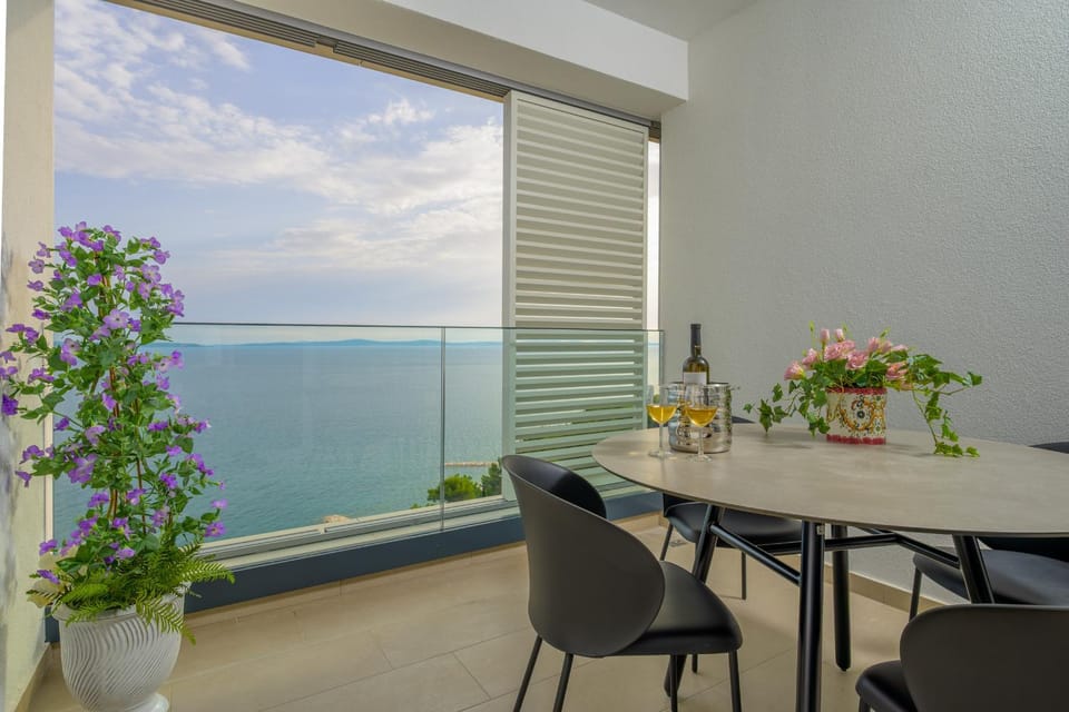 Natural landscape, View (from property/room), Balcony/Terrace, Seating area, Dining area, Sea view