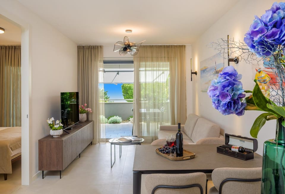 TV and multimedia, Living room, Photo of the whole room, Seating area, Evening entertainment, Bedroom