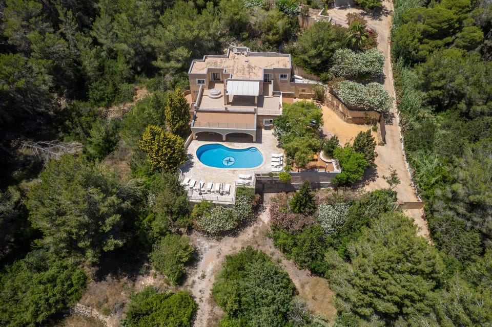 Property building, Off site, Garden, Swimming pool, Parking
