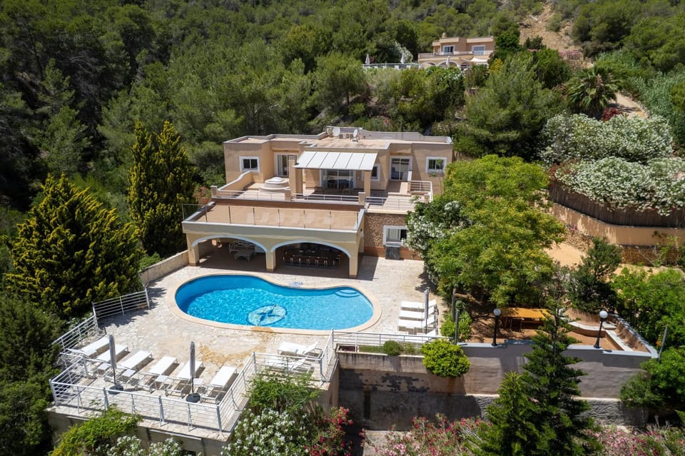 Property building, Neighbourhood, Natural landscape, Garden, Swimming pool
