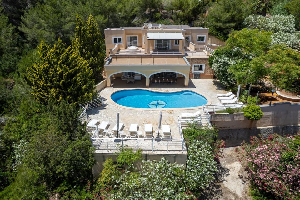 Property building, Patio, Off site, Garden, Balcony/Terrace, Garden view, Pool view, Swimming pool, sunbed