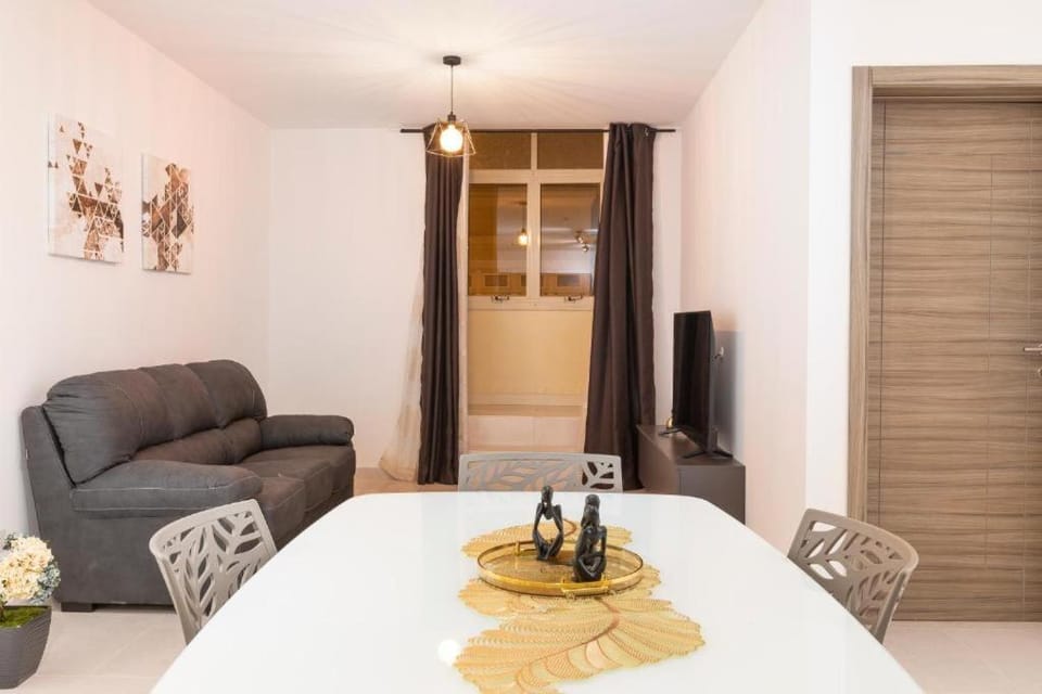 Bed, TV and multimedia, Living room, Photo of the whole room, Seating area, Dining area, Bedroom