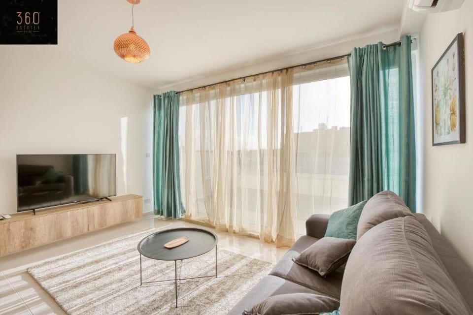 Communal lounge/ TV room, TV and multimedia, Living room, Seating area, Evening entertainment