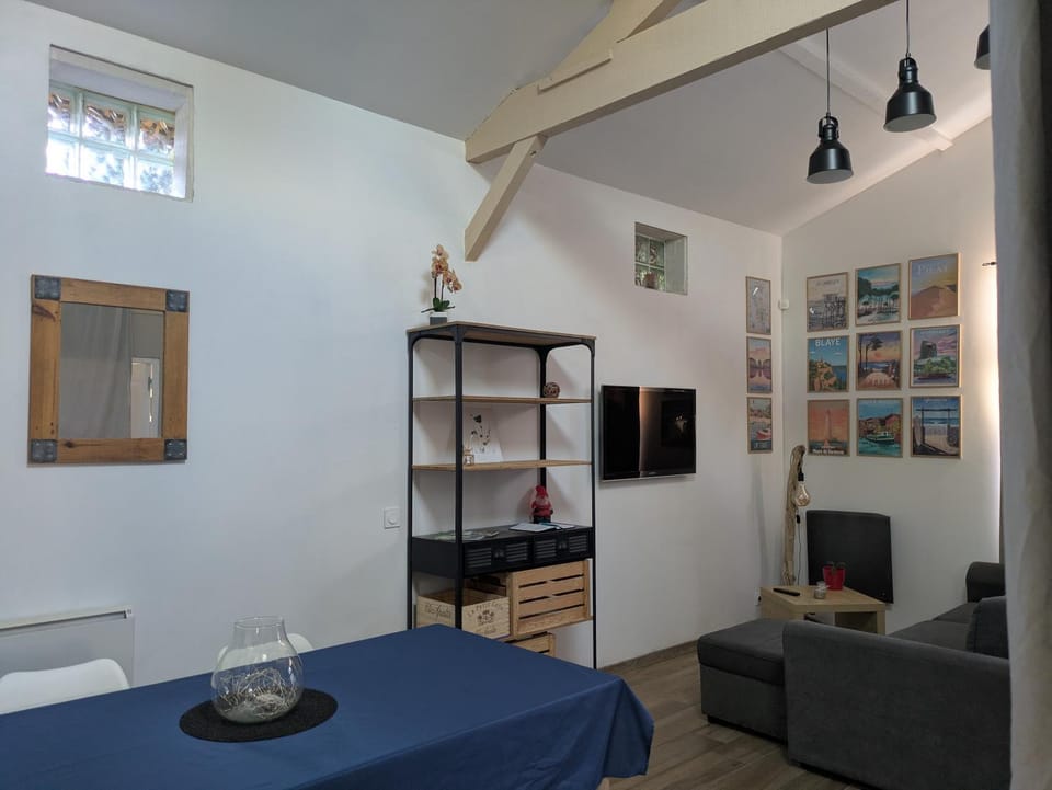 Bed, TV and multimedia, Living room, Seating area