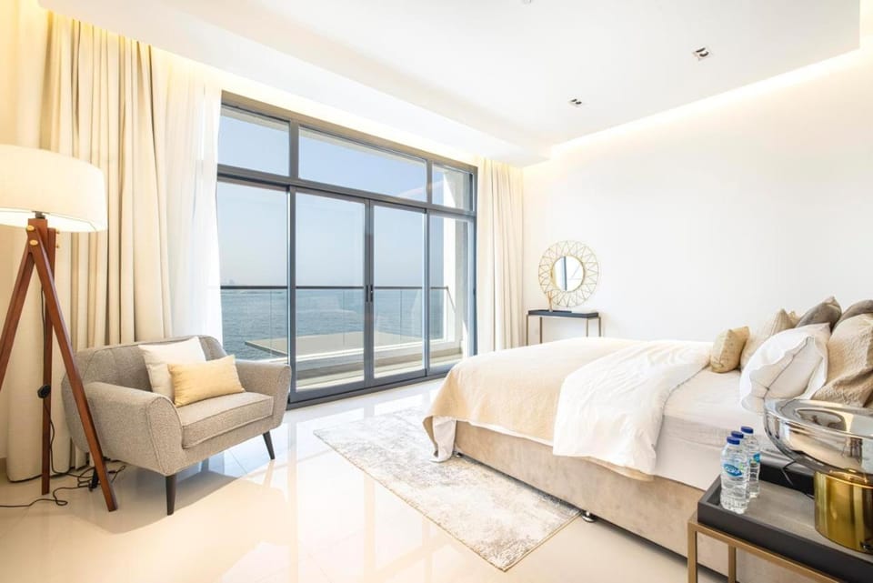 Bed, Living room, Photo of the whole room, Seating area, Bedroom